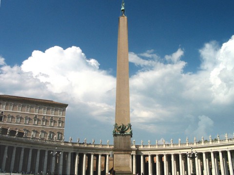 Obelisk na náměstí svatého Petra ve Vatikánu