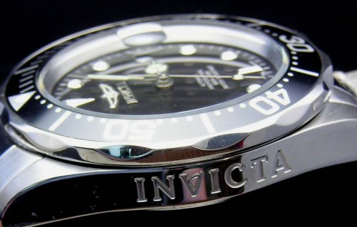 Nápis na boku Invicta 8926